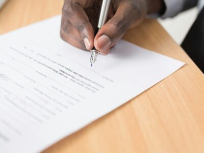 Sözleşme imzalayan kişi; irade sakatlığı, hata, hile ve korkutma hukuki değerlendirmesi