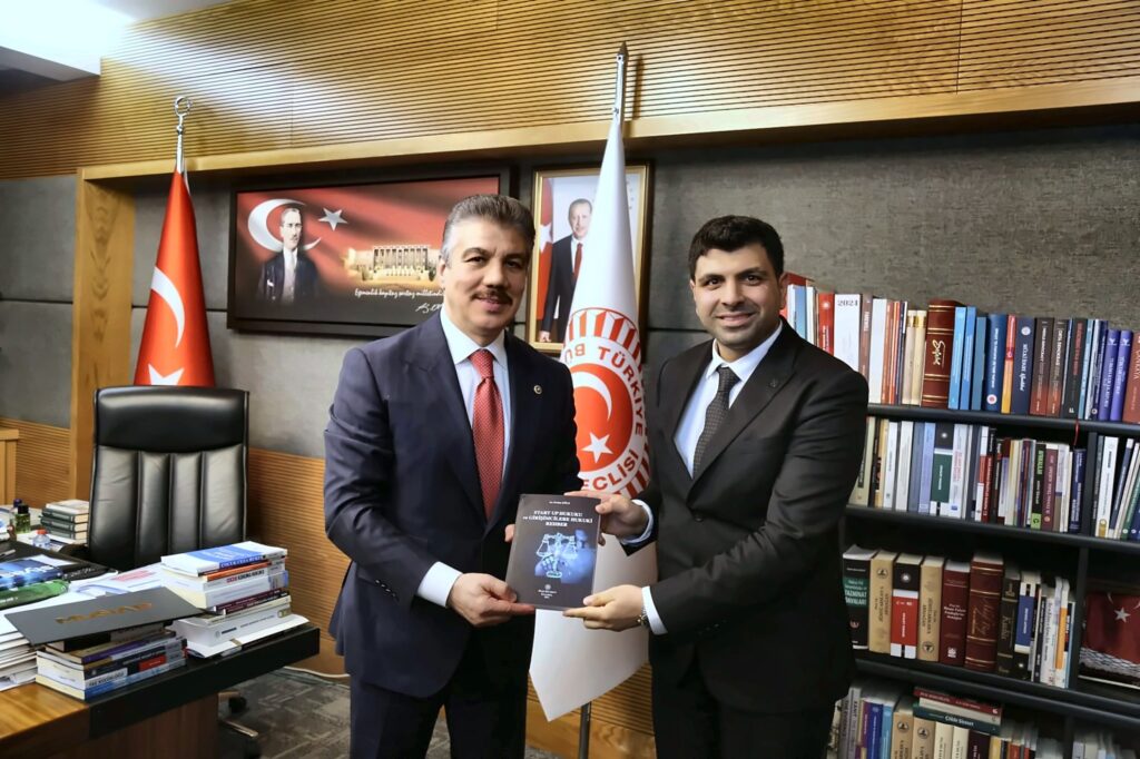 Av. Ferhat Küle, Start Up Hukuku ve Girişimcilere Hukuki Rehber kitabını TBMM'de takdim ederken